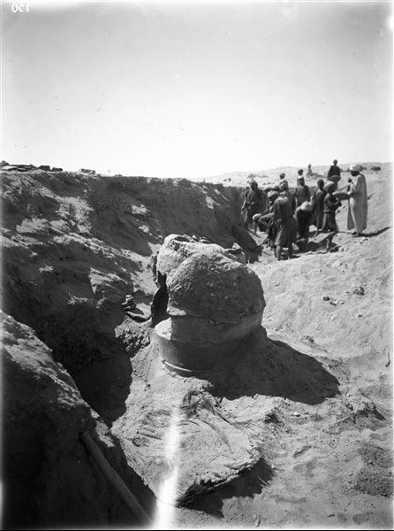 Scattered burials on the eastern slopes of the northern hill. In the foreground, the remains of a mat that must have contained a deceased individual in a contracted position. In the centre, a large burial vase made of  several stacked circular ceramic pieces. Farina excavations. 