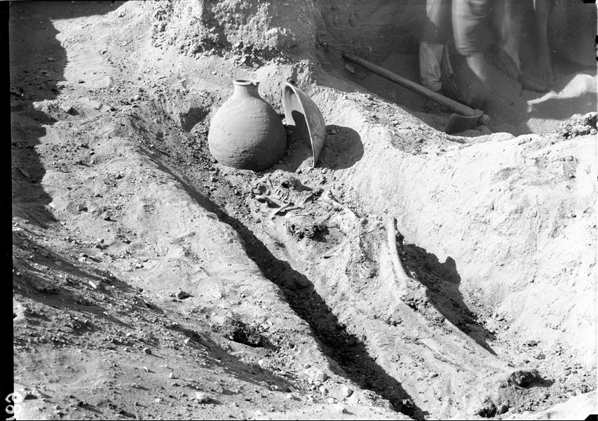 Burials in the plain to the east of the north hill. Discovery of scattered burials with grave goods. Schiaparelli excavations. 
