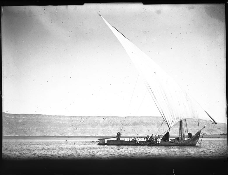 Imbarcazione da trasporto in viaggio sul fiume Nilo, nell’area di Gebelein.