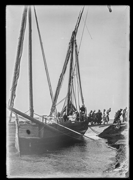Imbarcazione sul fiume Nilo nei pressi di Gebelein per possibile trasporto di antichità e materiali della Missione Archeologica Italiana. Scavi Schiaparelli.