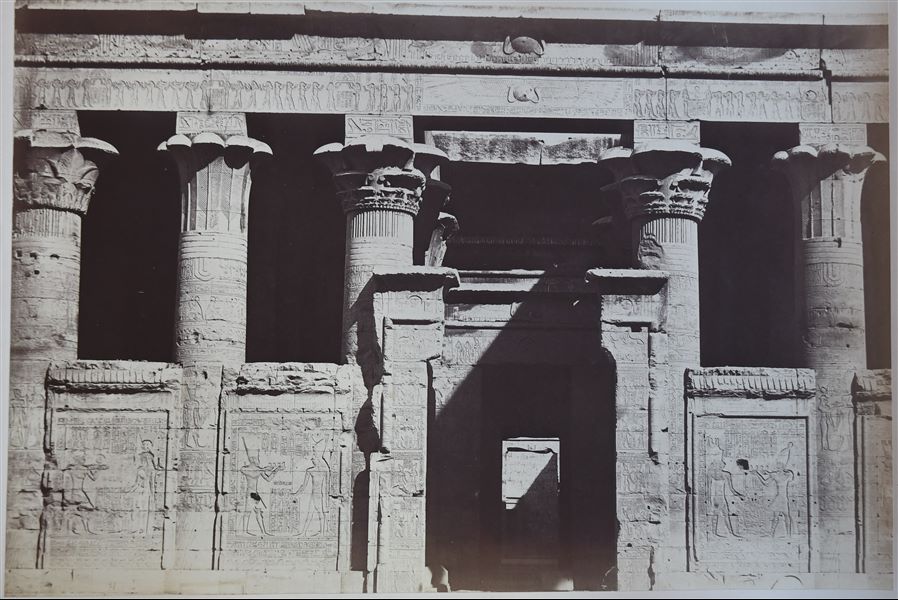 La fotografia, scattata dalla corte, mostra l'ingresso alla sala ipostila con colonne papiriformi del tempio di Horus a Edfu.  