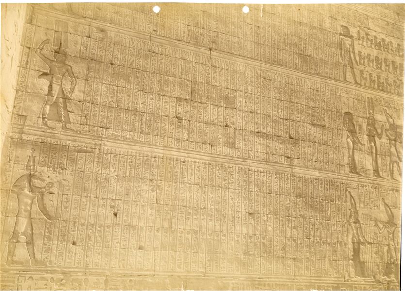 La fotografia mostra un dettaglio delle iscrizioni nella parete esterna posteriore del tempio di Horus a Edfu. Sulla base dello stile calligrafico, è possibile ricondurre lo scatto ad Antonio Beato. 