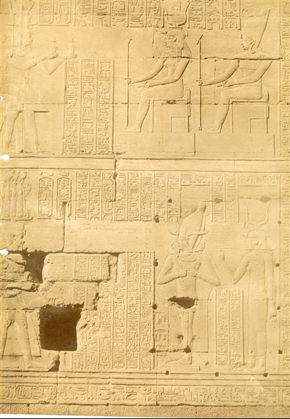 Rilievi della parete del tempio di Horus a Edfu.  