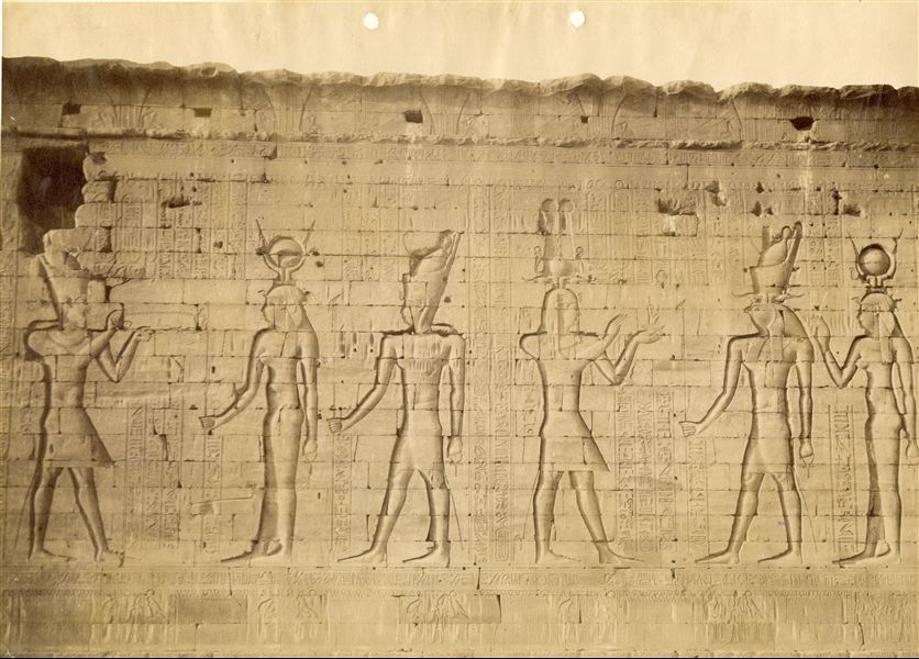  L'immagine illustra alcune scene dalle pareti del perimetro esterno settentrionale del tempio di Horus a Edfu. 