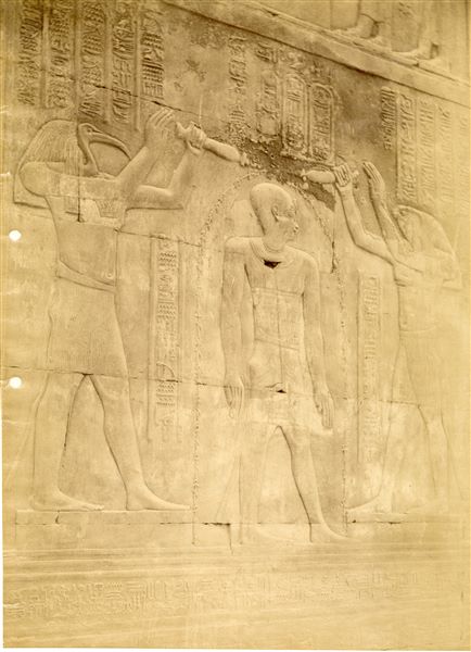 L'opera ritrae una scena sacra dalle pareti interne del tempio di Sobek e Haroeris a Kom Ombo. Gli dei Thot e Horus purificano il faraone Tolomeo XII. 