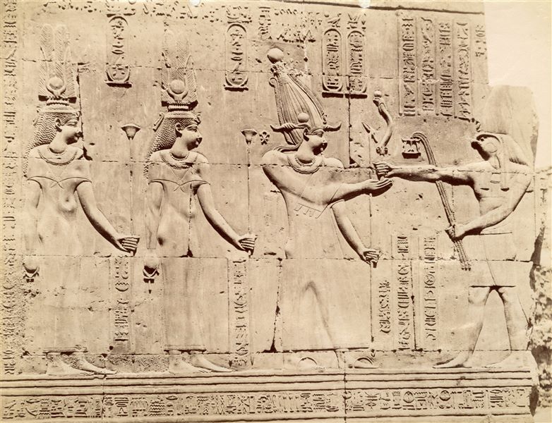 Nell'immagine è presentata la celebre scena di Tolomeo VIII, Cleopatra II e Cleopatra III al cospetto del dio Haroeris, nel tempio di Sobek e Haroeris a Kom Ombo.  