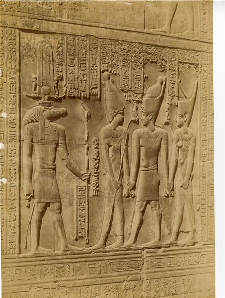Il documento illustra una scena sacra dalle pareti interne del Tempio di Sobek e Haroeri a Kom Ombo.