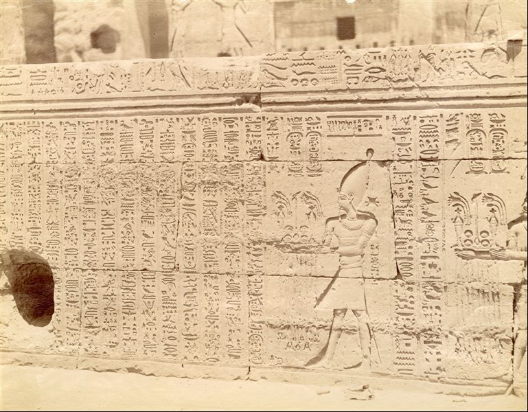 L'immagine mostra una parte dei testi e delle scene che decorano la parete esterna dell'atrio colonnato (ipostilo) del tempio di Sobek e Haroeris a Kom Ombo. 