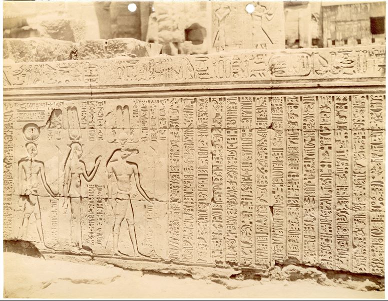 L'immagine mostra una parte dei testi e delle scene che decorano la parete esterna dell'atrio colonnato (ipostilo) del tempio di Sobek e Haroeris a Kom Ombo.  