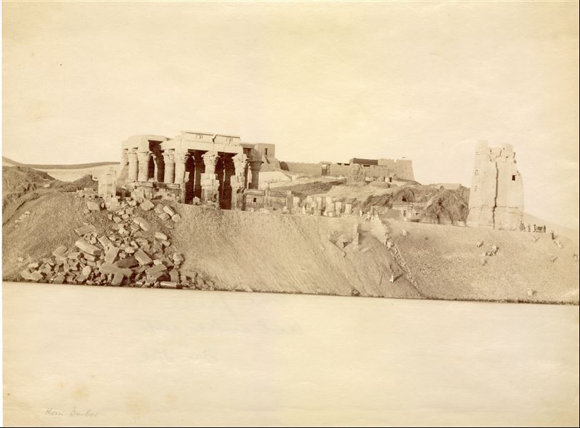 Panoramica fotografica dei resti del tempio di Sobek e Haroeris a Kom Ombo in riva al Nilo. Si riconoscono il pilone (destra), il cortile anteriore (centro) e l'atrio ipostilo esterno (sinistra). Lo scatto è attribuibile ad Antonio Beato. 