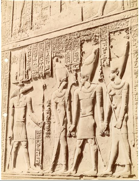 La fotografia presenta una scena sacra dalle pareti interne del tempio di Sobek e Haroeris a Kom Ombo.