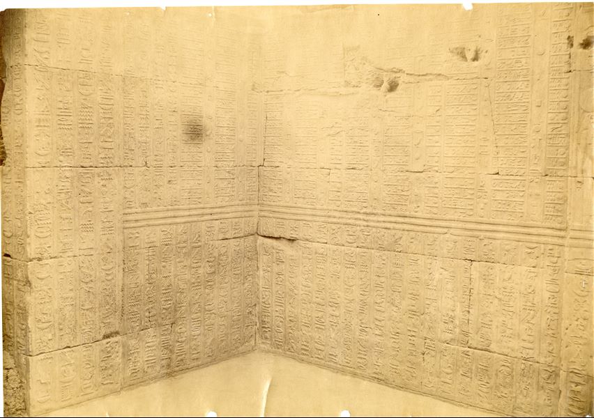 Nella fotografia è mostrato uno stralcio dei testi del cosiddetto "Calendario di Kom Ombo", con le suddivisioni dell’anno egiziano.  