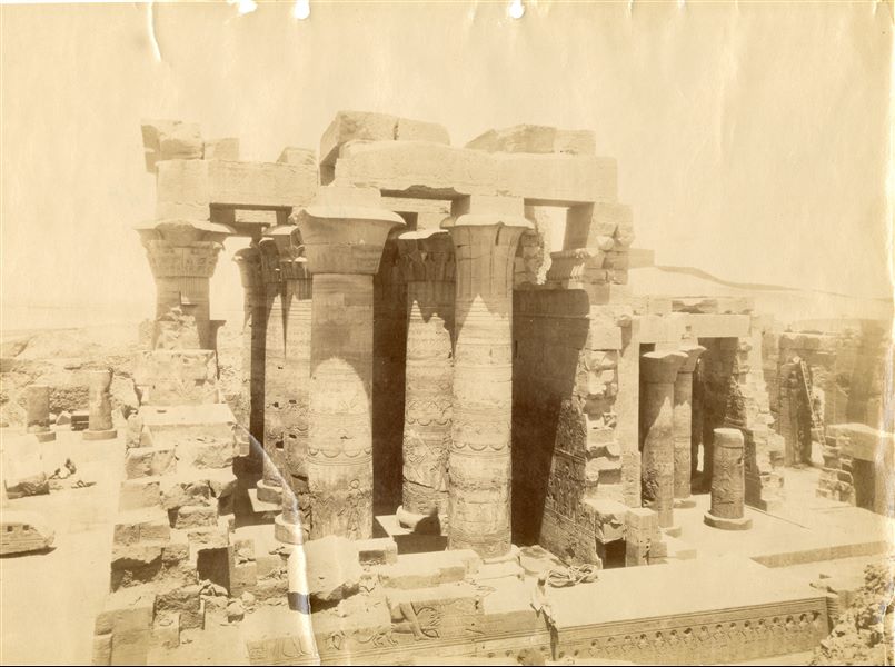 Fotografia del lato meridionale dell'atrio colonnato (ipostilo) del tempio di Sobek e Haroeris a Kom Ombo. Lo scatto può essere attribuito ad Antonio Beato.  