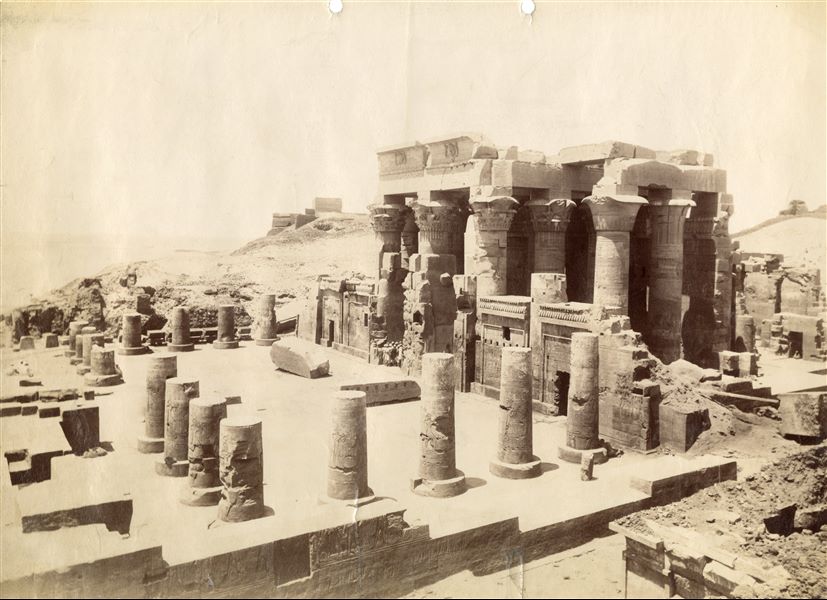Southern view of the remains of the courtyard (left) and external hypostyle hall (right) from the Temple of Sobek and Haroeris at Kom Ombo. 