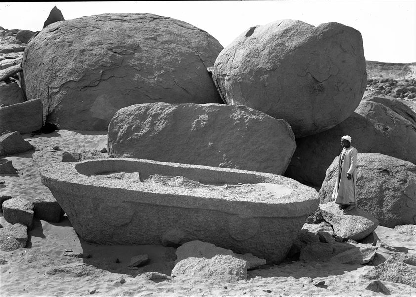 Cosiddetto “sarcofago non finito”, sebbene sia con ogni probabilità una vasca, non finita, di età romana, ancora presso le cave. Scavi Schiaparelli.