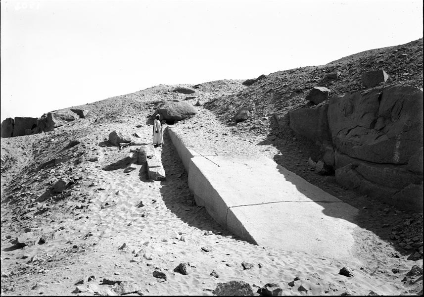 Obelisco incompiuto commissionato dalla regina Hatshepsut (XVIII dinastia), ancora nelle cave di granito rosa di Assuan e parzialmente sotto la sabbia. Il monolito venne abbandonato a seguito di successive fratture della pietra durante la lavorazione.