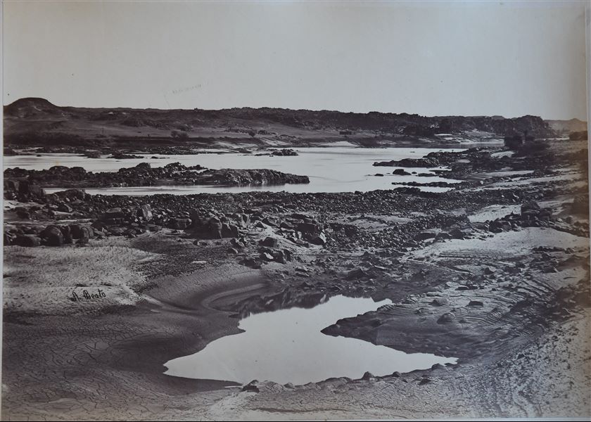 Paesaggio della Prima Cateratta del Nillo nei pressi di Assuan. La firma dell’autore è posta sulla sinistra.