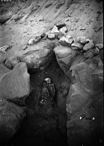 Discovery of a skeleton surrounded by rock, presumably during excavations in Qubbet el-Hawa. Schiaparelli excavations.