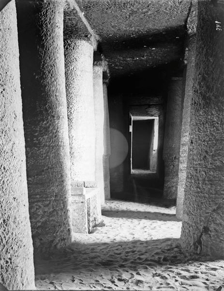 Veduta dell’interno della tomba di Mekhu (QH 25), di cui si vede il porticato antistante l’ingresso. Scavi Schiaparelli.