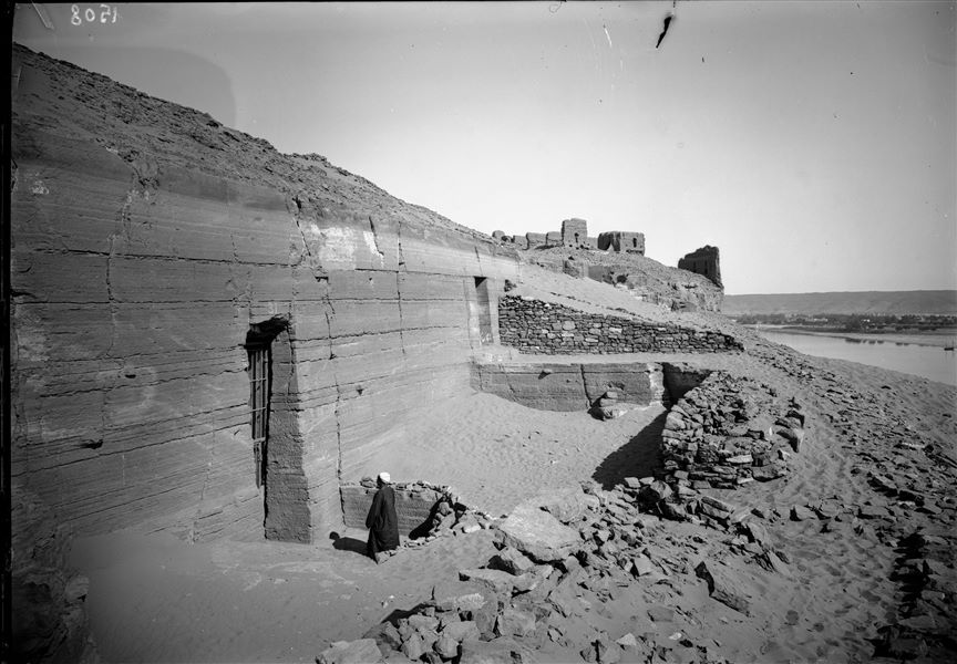 Ingresso della tomba di Sarenput II (QH 31). Alla destra, l’ingresso della tomba QH 32, di Akou. Scavi Schiaparelli.