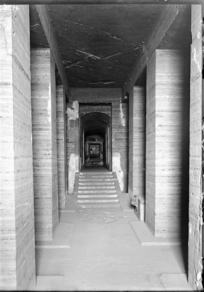 Veduta dell’interno della tomba di Sarenput II (QH 31). In fondo, le pitture della seconda camera. Scavi Schiaparelli.