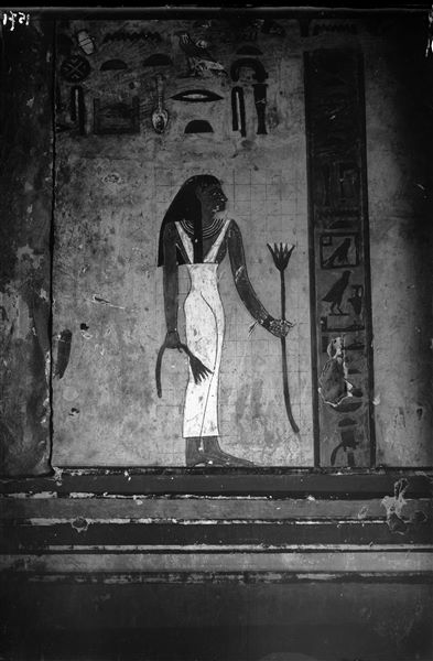 Interior view of the tomb of Sarenput II (QH 31). In particular, a wall painting on the south side (left) in the second chamber. The grid lines in preparation for the design are clearly visible. Schiaparelli excavations. 