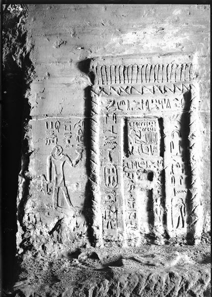 Veduta della prima falsa-porta, in onore di Saben, all’interno della tomba di Herkhuf (QH 34n). Scavi Schiaparelli.