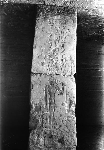 Veduta del pilastro I, lato nord, all’interno della tomba di Herkhuf (QH 34n). È rappresentata la moglie, Tepemnefret. Scavi Schiaparelli.