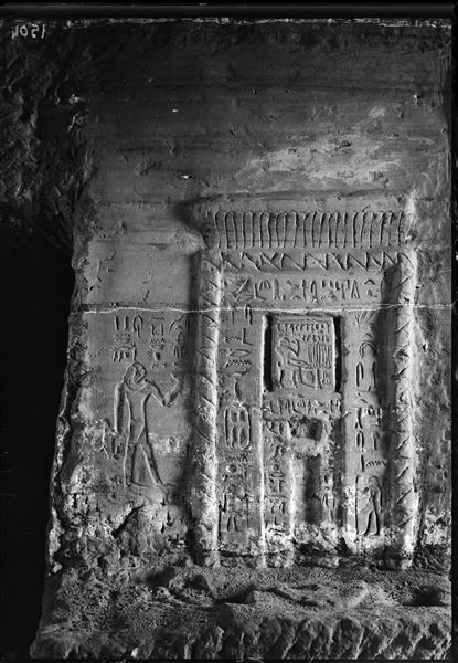 Veduta della prima falsa-porta, in onore di Saben, all’interno della tomba di Herkhuf (QH 34n). Scavi Schiaparelli.