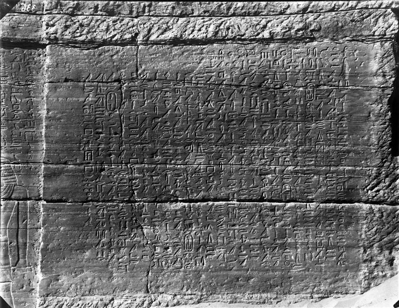 Parete destra della facciata della tomba di Herkhuf (QH 34n). Il testo è una lettera del giovane faraone Pepi II in cui si onora Herkhuf per il suo viaggio, dal quale ha riportato un pigmeo. Scavi Schiaparelli.