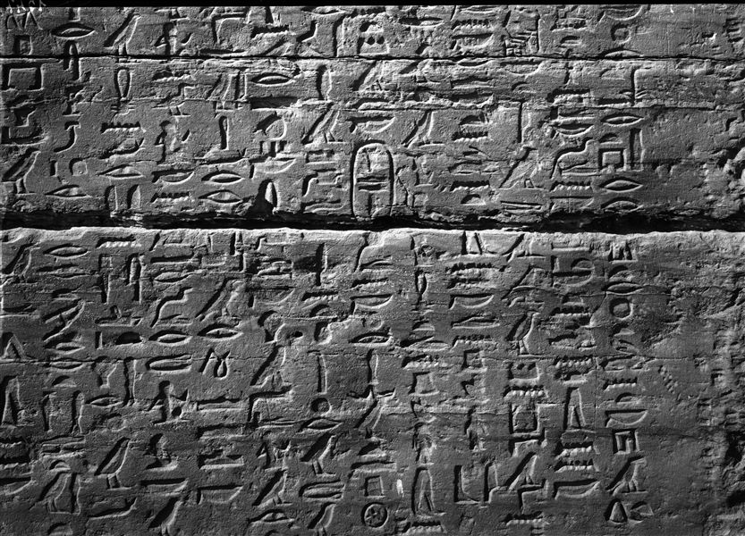 Parete destra della facciata della tomba di Herkhuf (QH 34n). Il testo è una lettera del giovane faraone Pepi II in cui si onora Herkhuf per il suo viaggio, dal quale ha riportato un pigmeo. Scavi Schiaparelli.