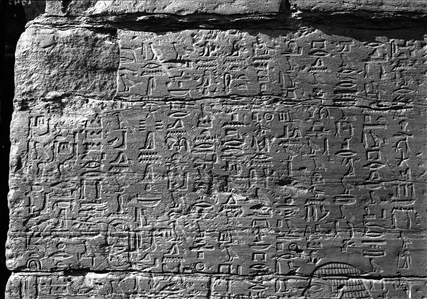 Parete destra della facciata della tomba di Herkhuf (QH 34n). Nel testo, Herkhuf racconta dei suoi tre viaggi a sud. Scavi Schiaparelli.