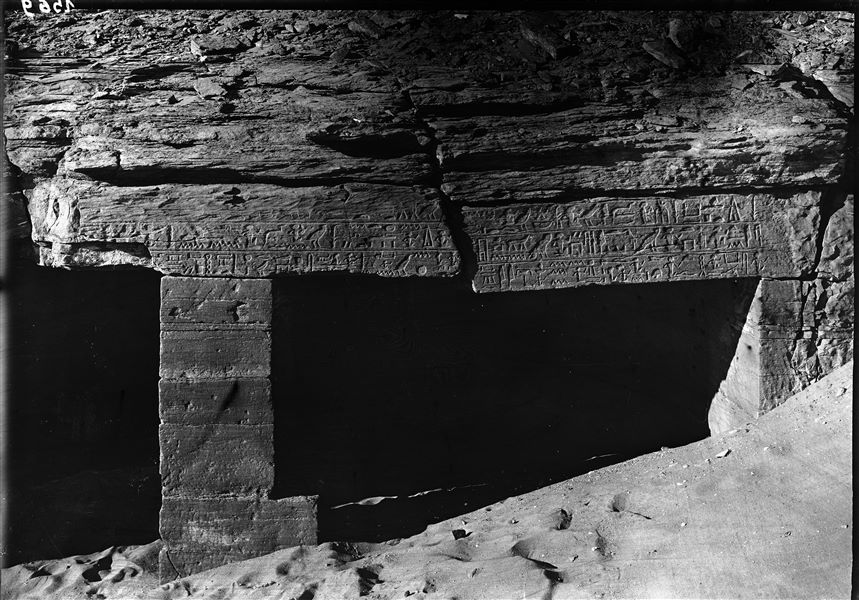 Ingresso della tomba di Senmesi (QH 35l), non ancora del tutto liberata dalle sabbie. Scavi Schiaparelli.