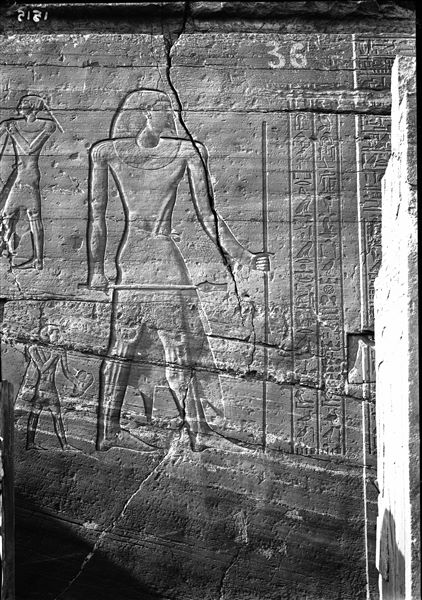 Veduta di una parte della parete della facciata, a sud (sinistra) dell’entrata della tomba di Sarenput I (QH 36). Scavi Schiaparelli.