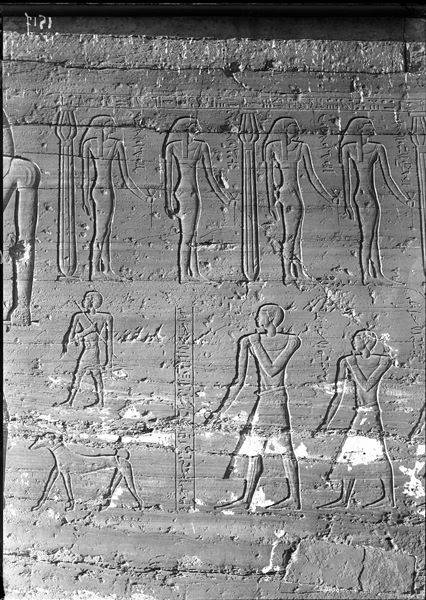 Veduta di una parte della parete della facciata, a nord (destra) dell’entrata della tomba di Sarenput I (QH 36). Scavi Schiaparelli.