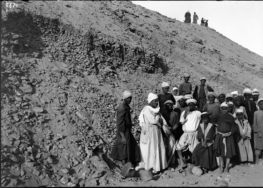 Workers posing for the camera during excavations in Qubbet el-Hawa. Schiaparelli excavations. 