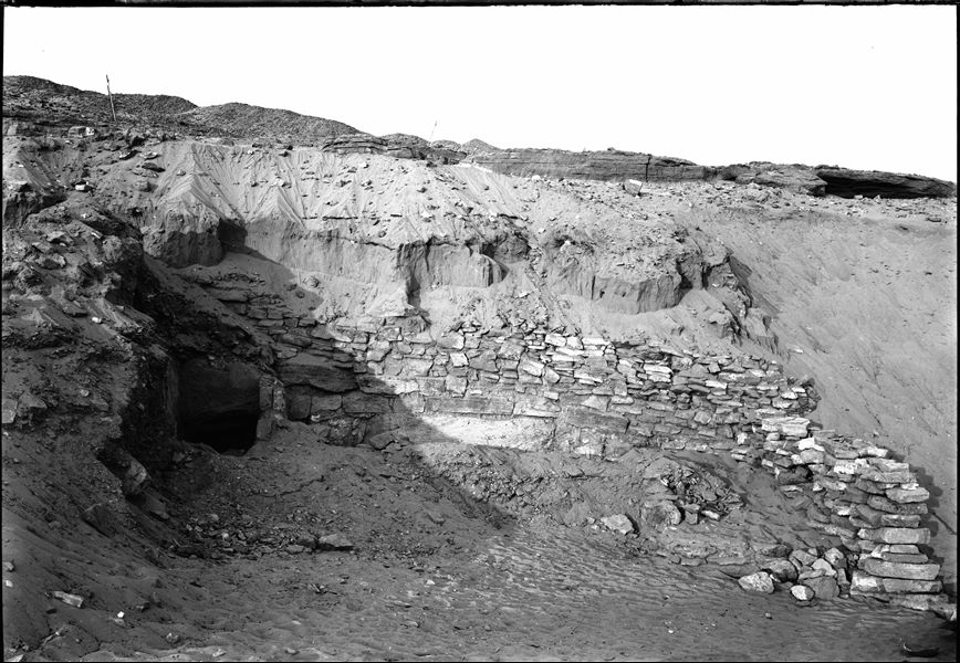 Excavating in Qubbet el-Hawa. Schiaparelli excavations. 
