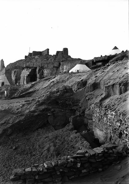 Excavating the rock-cut tombs of Qubbet el-Hawa, near the mission’s camp. Schiaparelli excavations. 