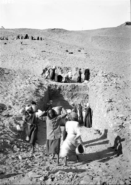 Excavating in Qubbet el-Hawa. Schiaparelli excavations. 