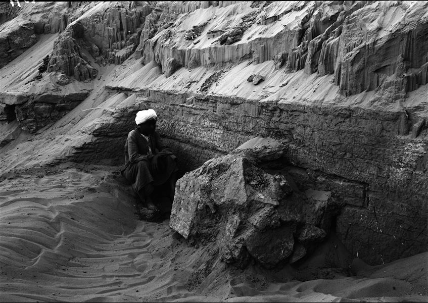 Excavating in Qubbet el-Hawa. Schiaparelli excavations. 