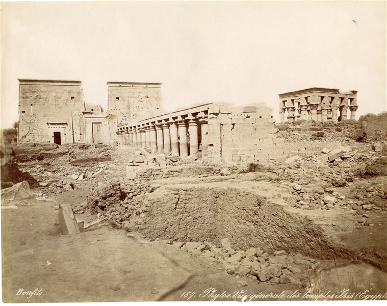 Veduta dell’ingresso del complesso templare dedicato alla dea Iside sull’isola di File. È riconoscibile la corte con il colonnato ai lati, l’accesso a primo pilone del tempio e, sulla destra, il Chiosco eretto dall’imperatore Traiano. Il basso a sinistra è chiaramente visibile il nome dell’autore. 