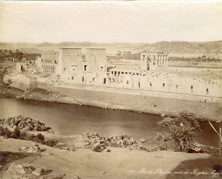 Panoramica del tempio di Iside sull’isola di File, scattata dalla vicina isola di Biga. La firma dell’autore è in basso a sinistra.  