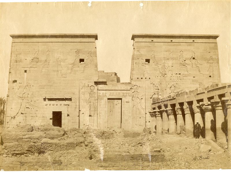 Lo scatto mostra il pilone del tempio di Iside sull'isola di File nella sua interezza, con il colonnato sulla destra. In basso a destra la firma dell’autore.  