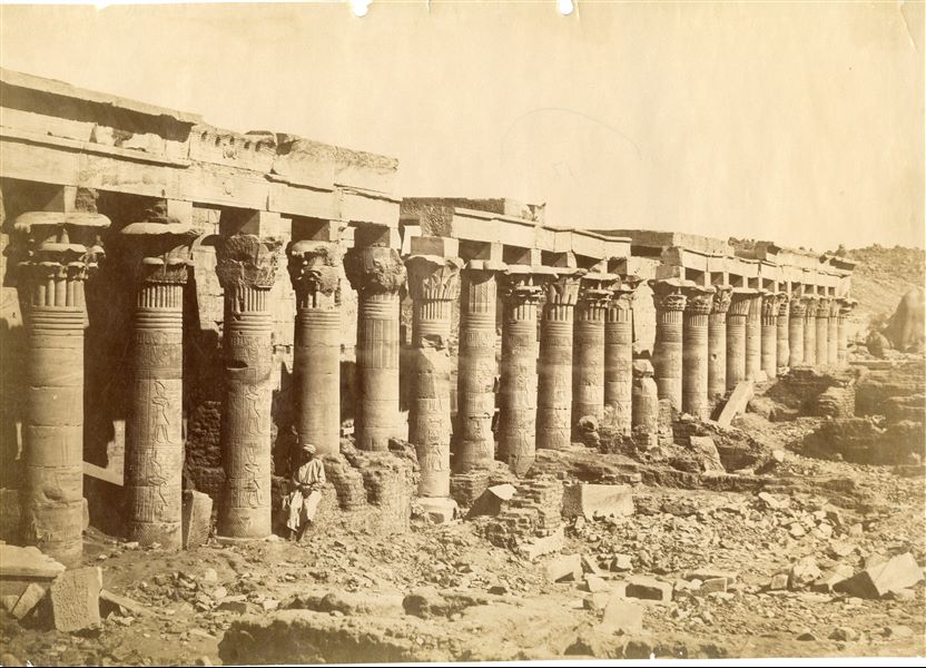L’immagine presenta una veduta del colonnato occidentale del complesso templare di Philae visto dal fiume (a sud), nella sua posizione originaria. 