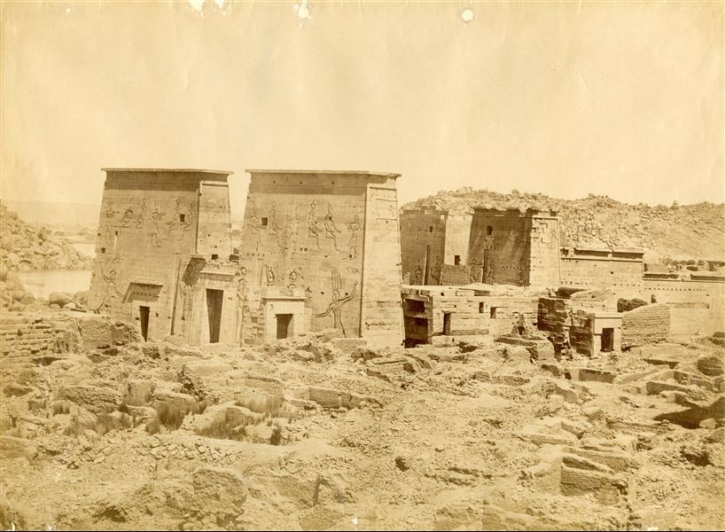 Veduta del complesso templare di Philae, nel quale si riconoscono bene il I e il II pilone. Davanti, resti in mattoni di abitazioni, oggi scomparse. Si può attribuire lo scatto ad Antonio Beato. 