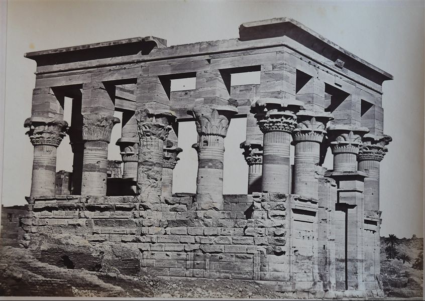 Il Chiosco di Traiano, costruito per volere dell’imperatore sull’isola di Philae, nel complesso templare in onore alla dea Iside. La firma dell’autore è poco visibile in basso a sinistra.