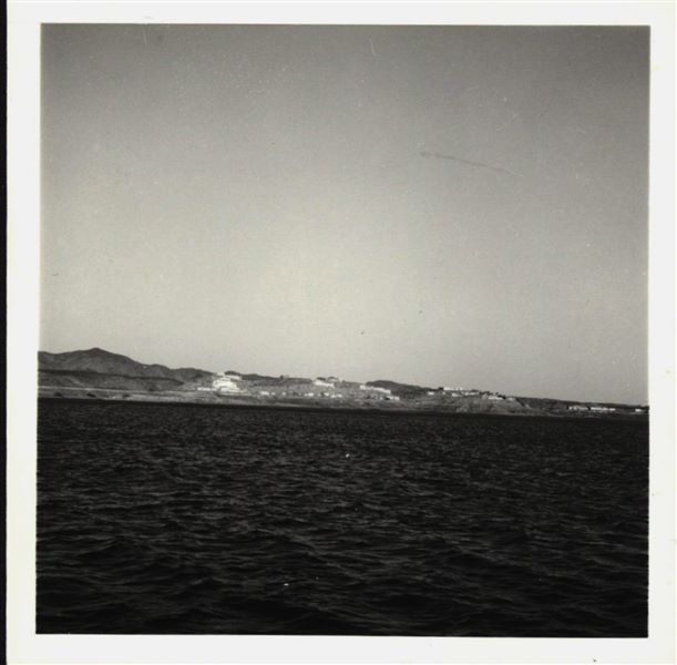 Photograph taken in the area of the site of Ellesiya, when Lake Nasser had already formed and was full. In the background, the Nubian landscape. 