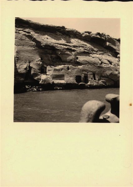 Photograph taken in the area of Qasr Ibrim, where some rooms and openings carved into the rock can be seen. Photograph taken from a boat.