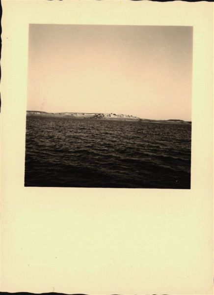 Photograph taken in the area of the site of Ellesiya, when Lake Nasser had already formed and was full. In the background, the Nubian landscape. 