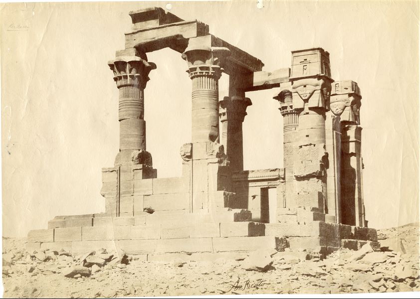 Veduta dei resti del chiosco di Età Romana (III sec. d.C.) nel tempio di Iside a Qertassi in Nubia. Il tempio fu spostato in seguito alla costruzione della diga di Assuan e alla formazione del lago Nasser, che lo avrebbe sommerso, e ri-eretto nel 1963 nei pressi di Nuova Kalabsha, un’altura poco distante da Assuan. In basso a destra, la firma dell’autore. 